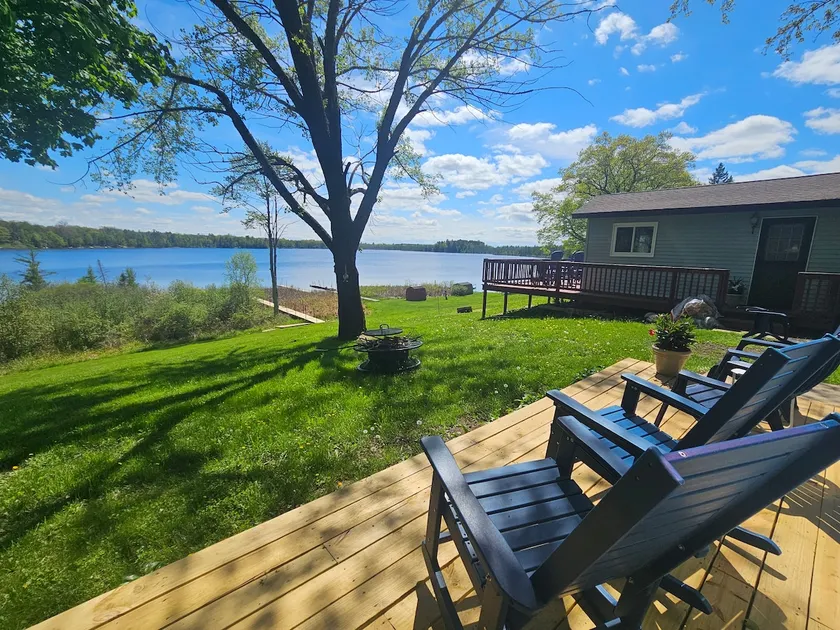 Peaceful Lakefront Cottage- Relaxing Fall Getaway - Image 1