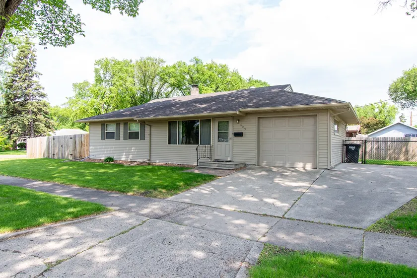3BR I 3 min to NDSU, Fenced Yard, Ping Pong, King - Image 1