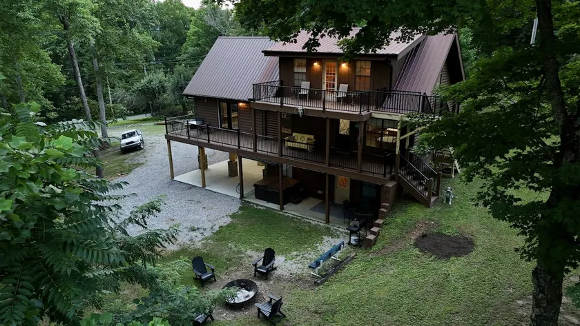 Cozy 3-Story Cabin w/ Hot Tub Near Dale Hollow - Image 1
