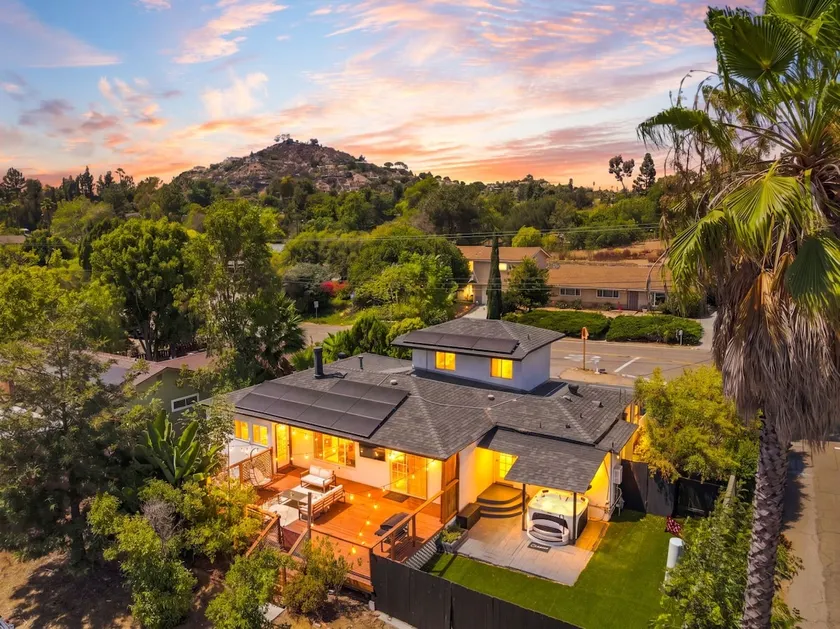 Mt. Helix; 5 Beds, EV Parking, Jacuzzi, King Bed - Image 1