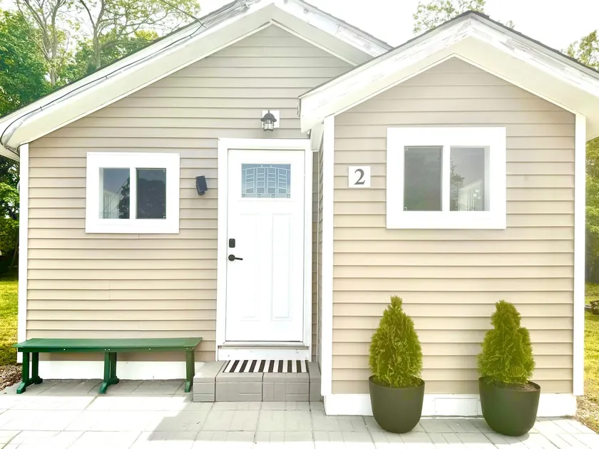 Beach Town Bungalow Next to Downtown Niantic - Image 1