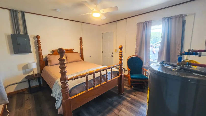 Motel Room 1A with Bar & Grill and Laundromat - Image 1