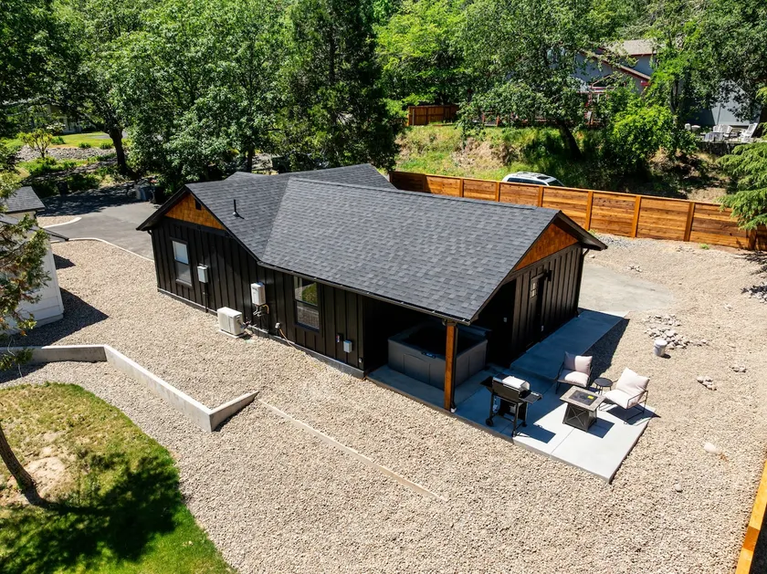 Brand New Cozy Cottage in Town - Image 1