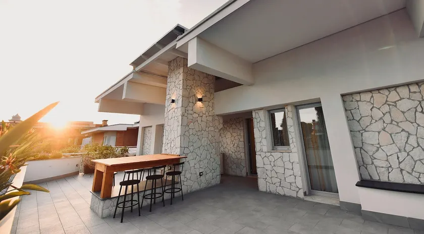 Ciotola Apartments, Free Parking, 5 Min to Airport - Image 1