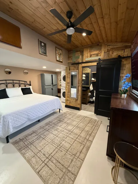 Airport Sky Lounge Suite 1BR/1BA - Image 1