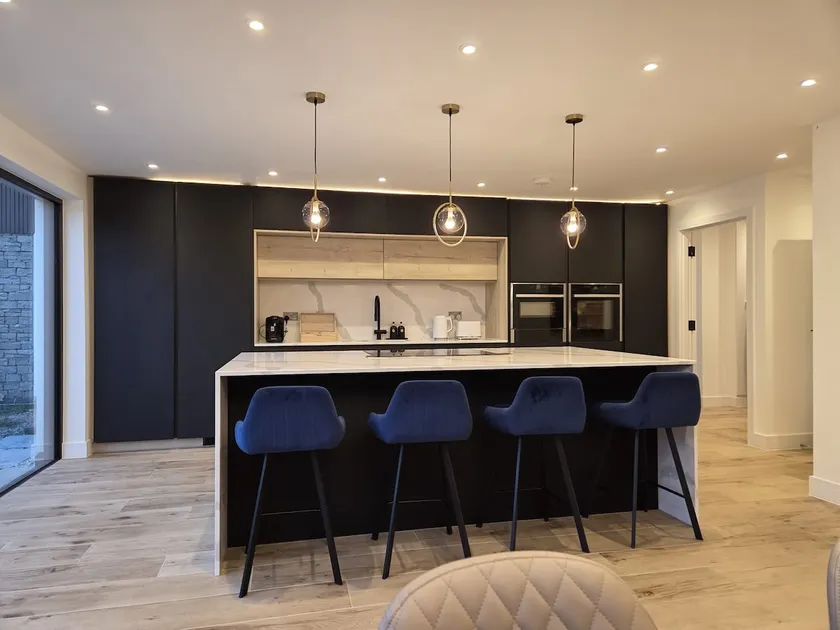 5 Bed Open Plan Home with 4 poster Super King Bed - Image 1