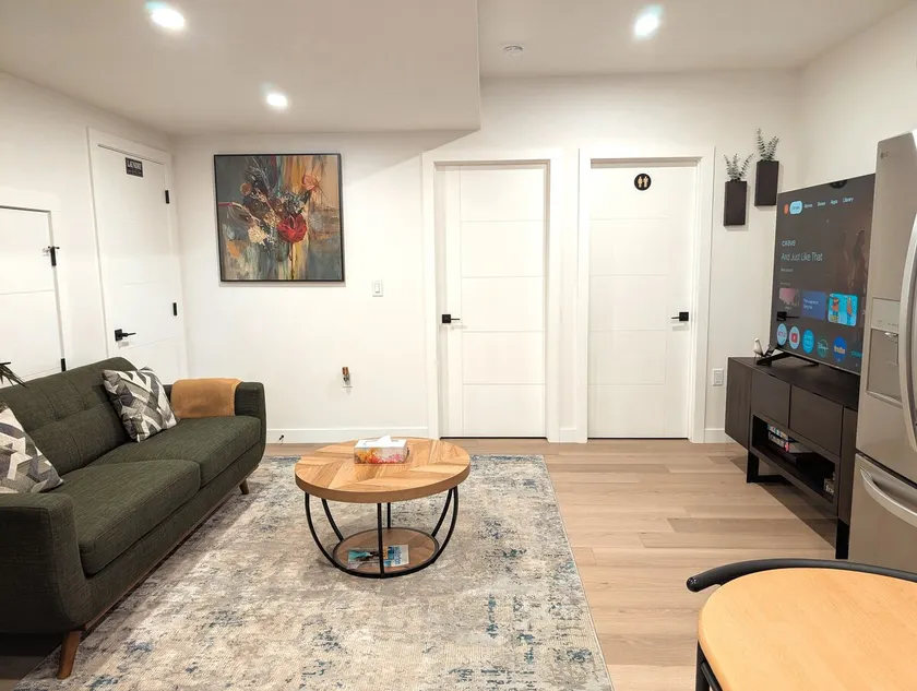 Luxury Guest Suite in Calgary - Image 1