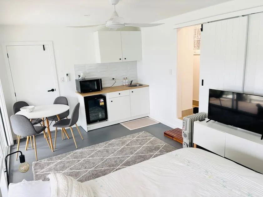 Currumbin View Studio - with private entry - Image 1