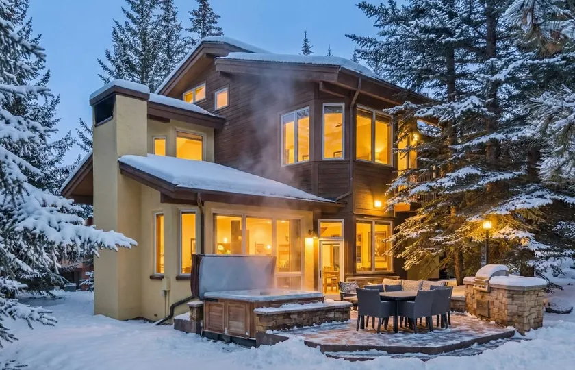 Cascade Village 4BR Hot Tub Shuttle Access - Image 1
