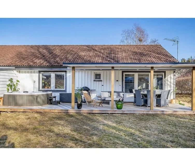 Family-friendly villa with proximity to forest & playground - Image 1