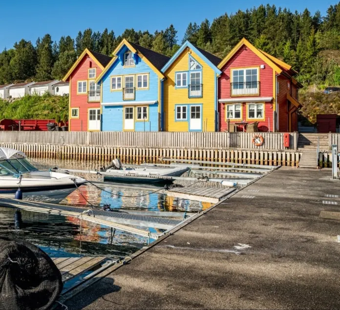 Cottage by the lake - Image 1