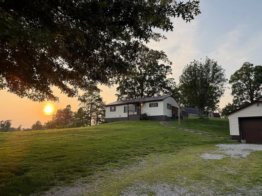 Cozy Hilltop Cottage - Image 1
