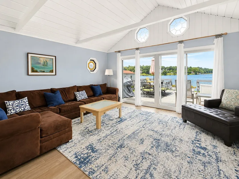 Cozy Waterfront Lake House: 5 mins from ski slopes - Image 1