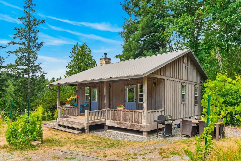 Thetis Island Vineyard Cottage - Image 1