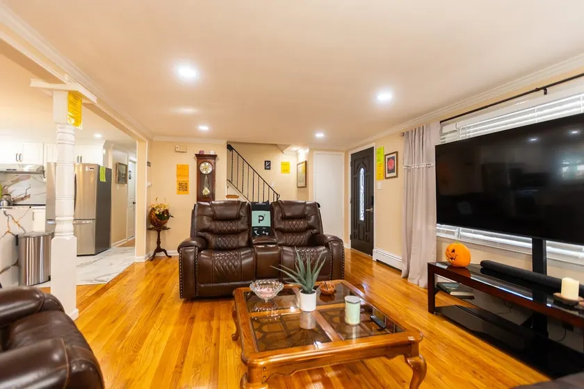 • Large home with 5 rooms and backyard space - Image 1