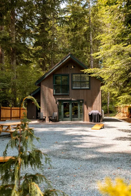 Designer Cabin, Hot Tub, King Bed, EV@ Mt. Rainier - Image 1