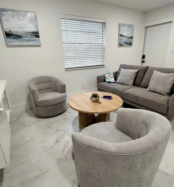 Comfy two bedroom .5 minutes from the Beach. - Image 1