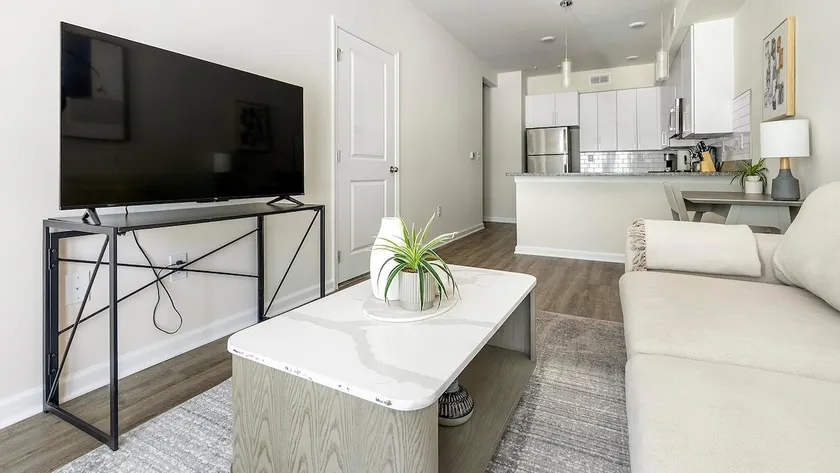 Landing | Stylish 1BD, Pool, Gym - Image 1