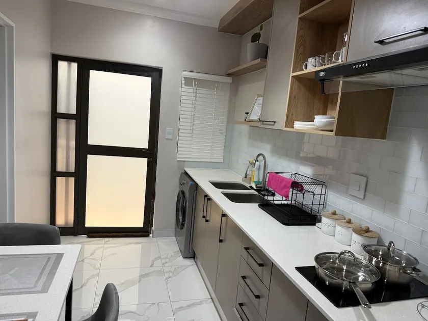 Self catering-own entry,free parking near Westlane - Image 1