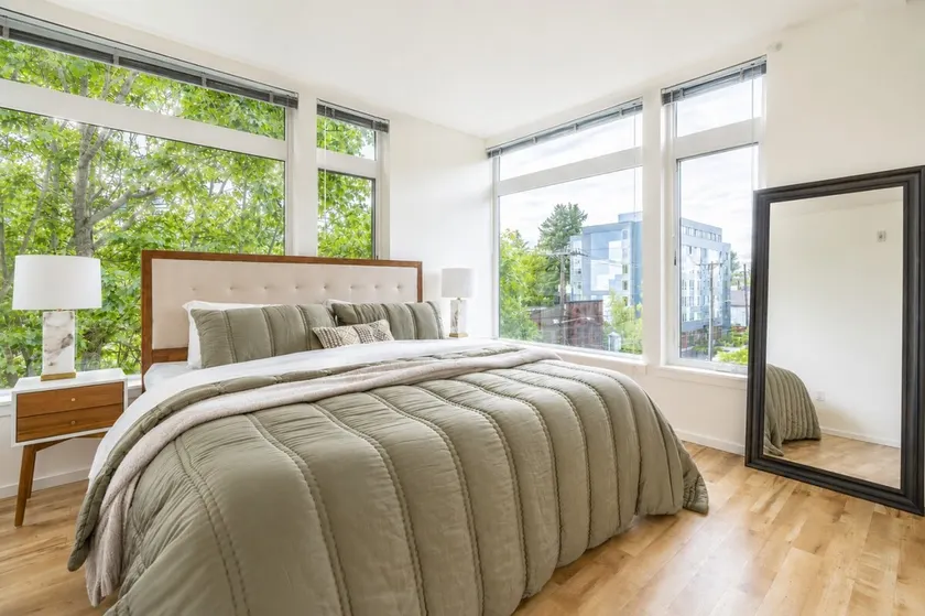 King Bed | Parking | Rooftop views | Desk - Image 1