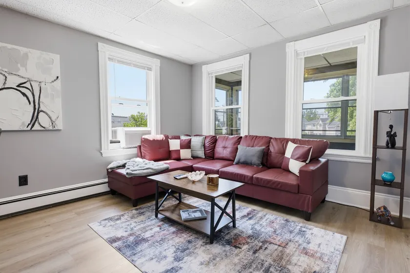 Stylish 3BR Apt, Free parking, Airport & Boston - Image 1