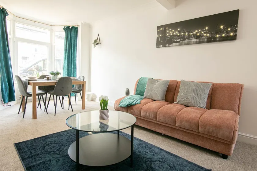 3 bed Modern Home, Vibrant & Stylish, Sleep upto 7 - Image 1