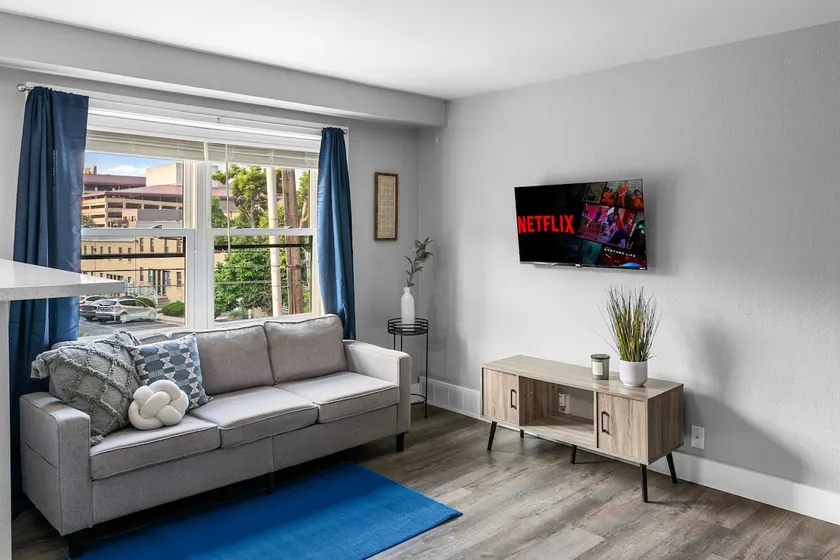 Hotel-Style Apartment in Kansas City - Image 1
