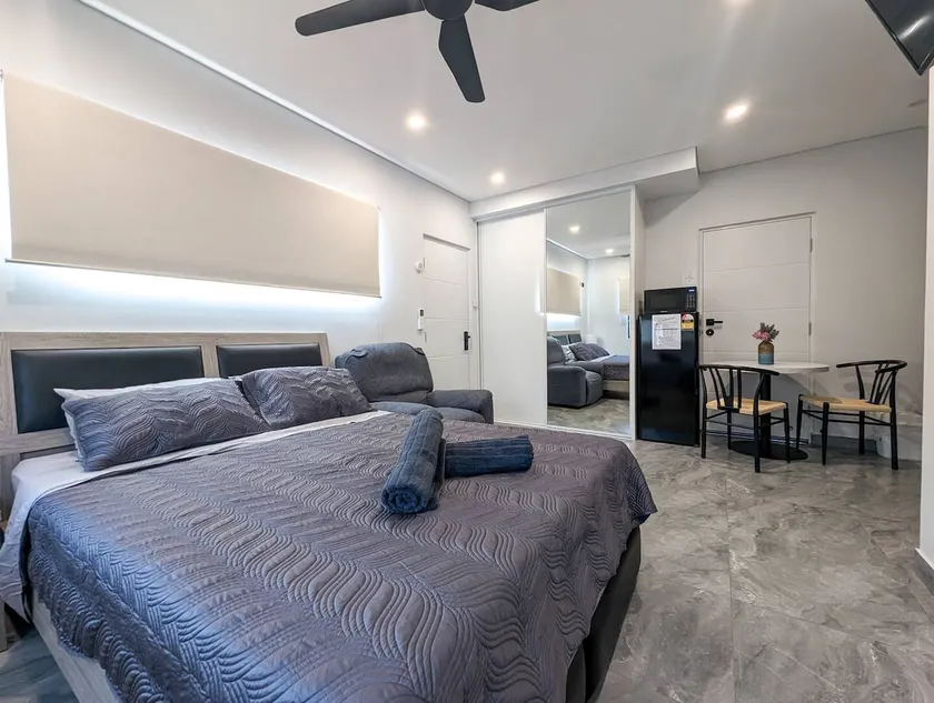 Urban Luxe Studio | Northcrest - Image 1