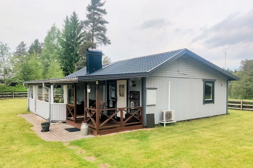 lakefront cottage in summer idyll - Image 1
