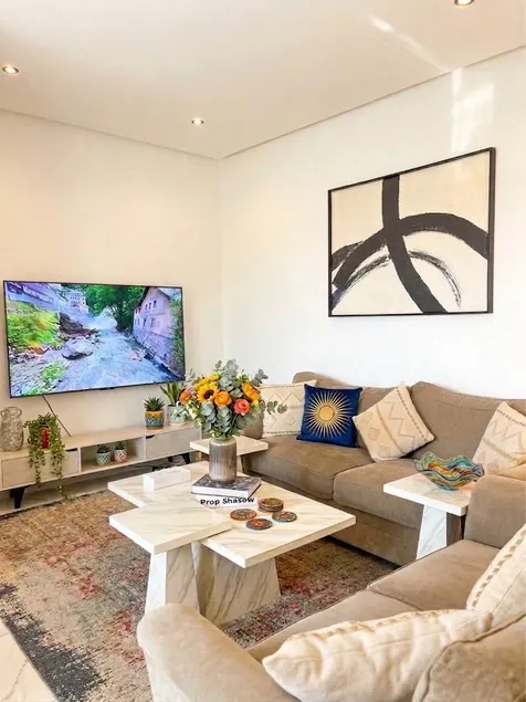 A special room and lounge overlooking the garden - Image 1