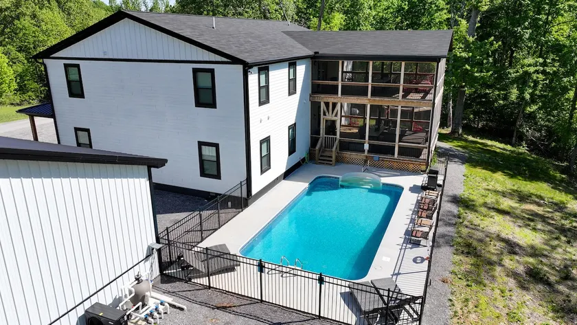 New Dock, Pool, Hot Tub, Games, Sleeps 18 - Image 1