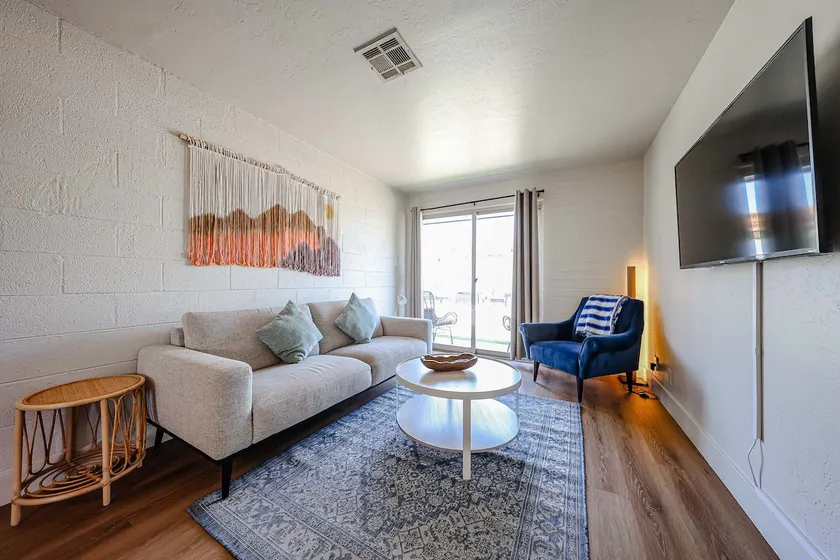#5 Sunny Midtown Skyline | Cool Comfy & Affordable - Image 1