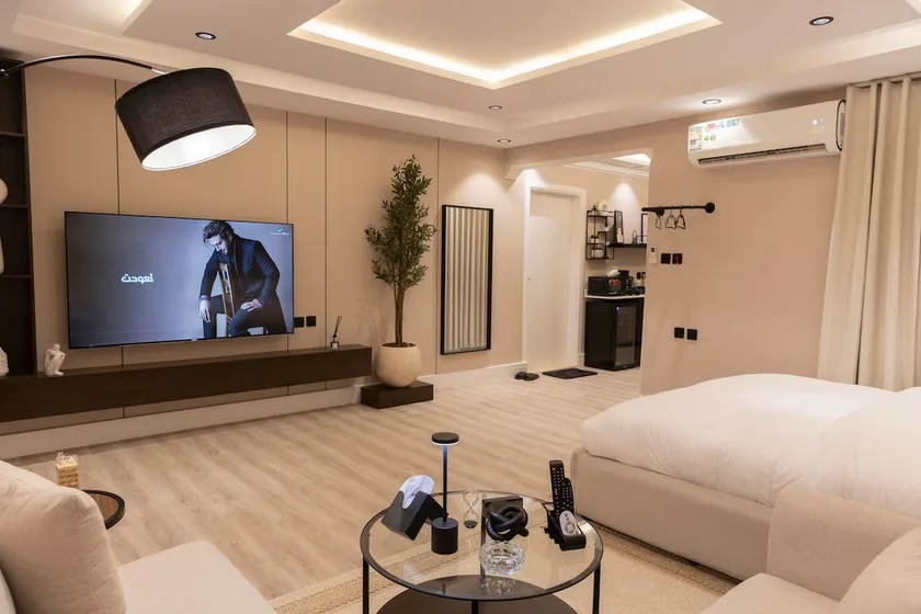 Spacious studio with outdoor seating - Image 1