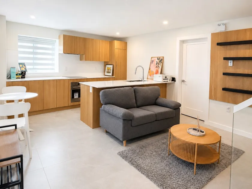 Cozy modern suite by the waterfront - Image 1