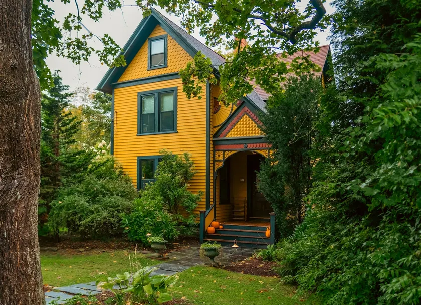 Chester Gingerbread House: Stroll to Village - Image 1