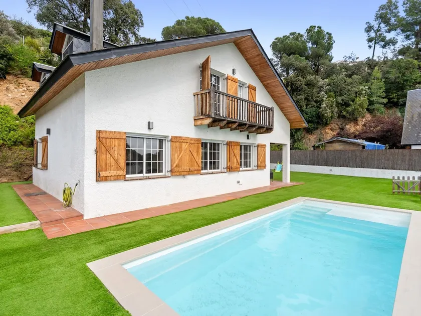 Large outdoor area, private pool and enjoy - Image 1
