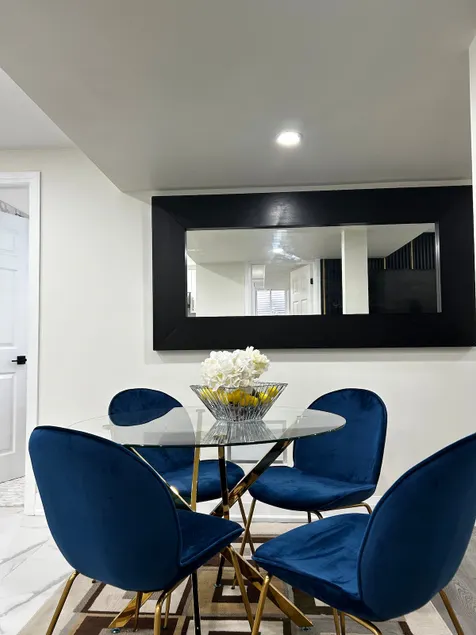 Modern 2 Bedroom Apartment with Breakfast - Image 1