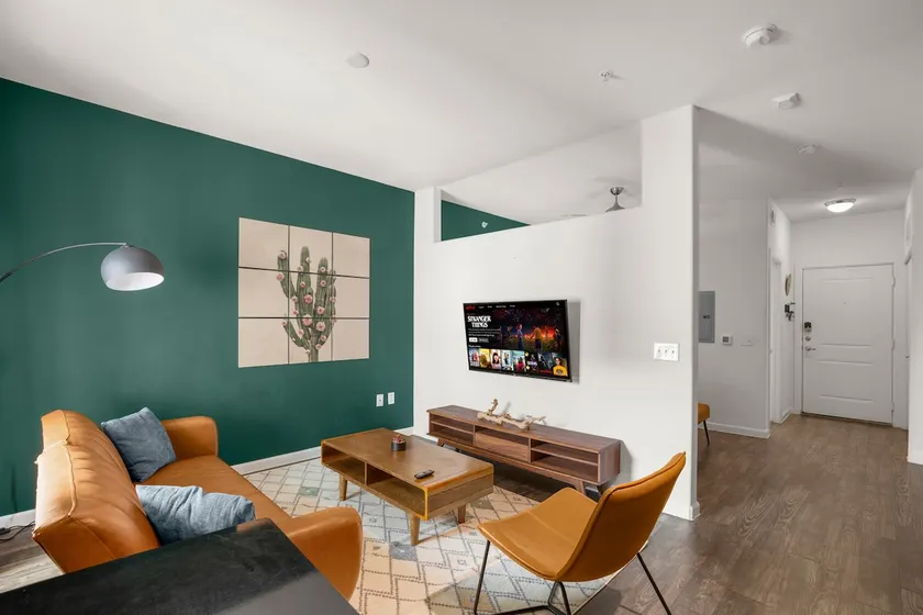 stylish Chic Studio| Parking~pool/gym - Image 1