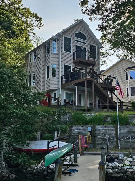 Waterfront home with easy access - Image 1