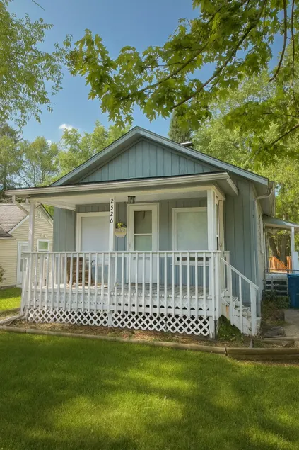 The Blue Bungalow - 2 Bed Close to Highway - Image 1