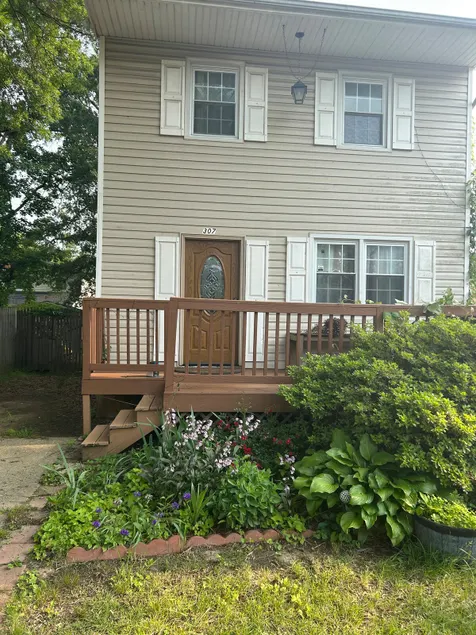 Charming 3-bedroom house by the bay - Image 1