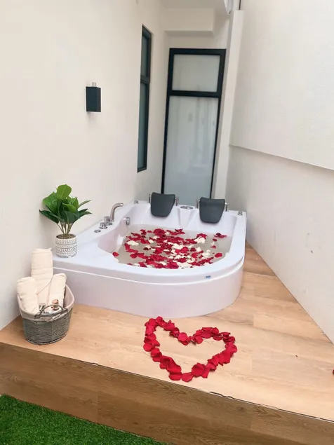 Modern Loft with Private Jacuzzi and Parking - Image 1