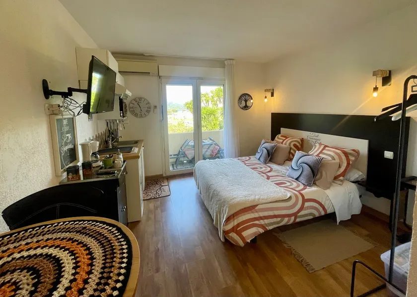 Quiet 1-bedroom apartment, terrace, pool, 2–3 people, cleaning included - Image 1