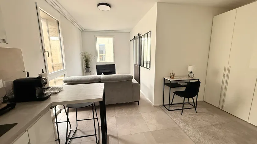 Luxury accommodation close to the train station and the lake - Image 1