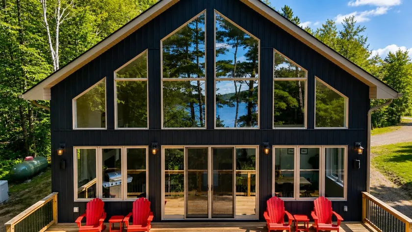 Sutton Lakehouse on Three Mile Lake in Muskoka - Image 1