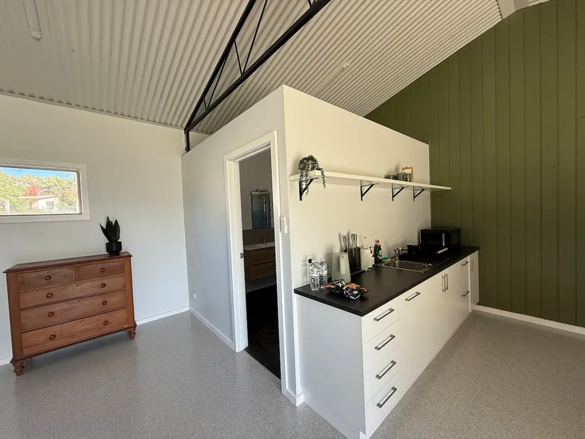 Modern country unit - Image 1