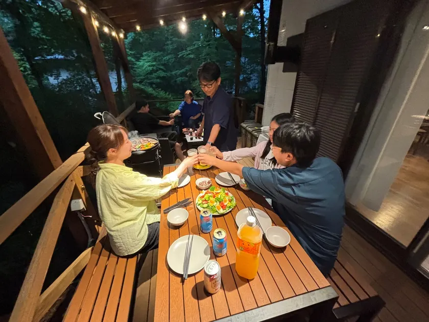 Renewal!Authentic BBQ with a roof, 100-inch theater, and games | Max 12 people | 3 bedrooms | Pets allowed | 3 cars - Image 1