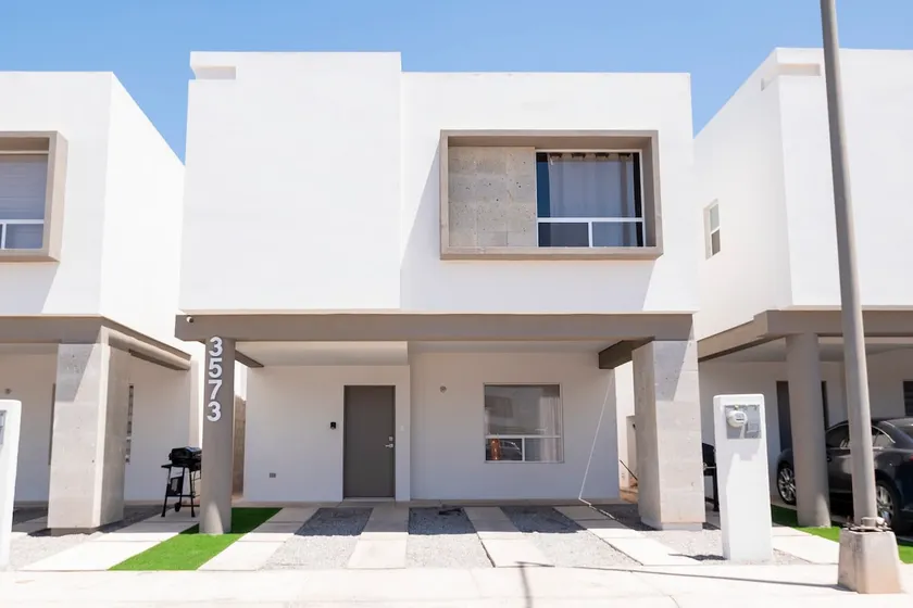 House with 3 bedrooms and 3 bathrooms, pool and privacy - Image 1