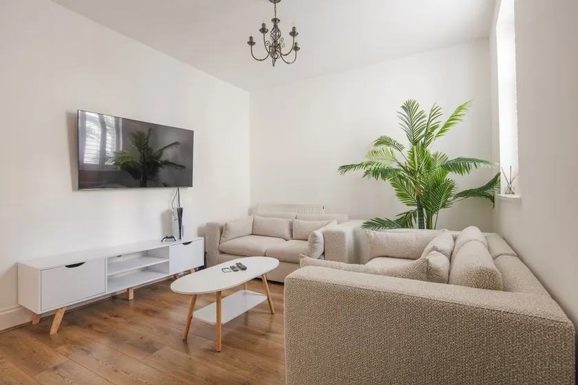 Luxury 3BR | Sleeps 8 | PS5 | O2 - Image 1