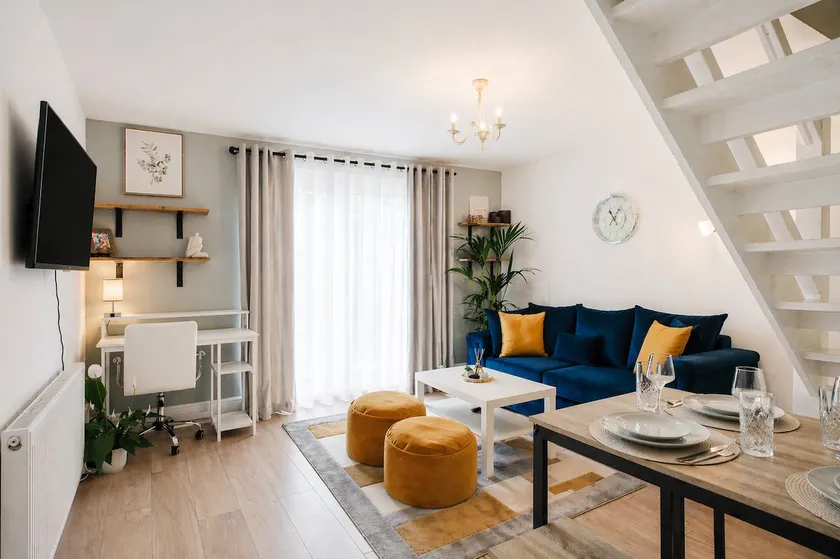 Modern 2 Bedroom House with Parking - Image 1